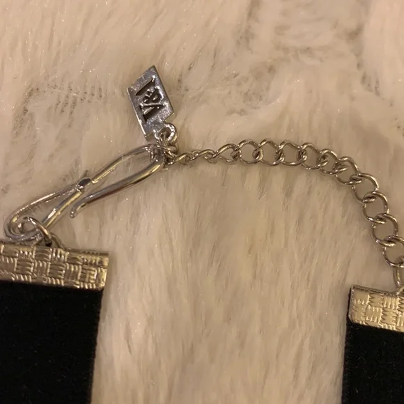 V&A Hematite Necklace.Stunning.Black velvet - Picture 5 of 7